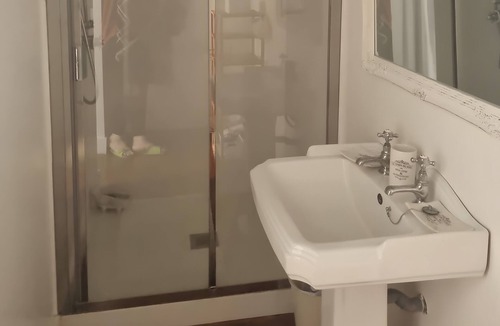 Le Mesnil-Guillaume Bed & Breakfast | Guest Room "Chambre Bleue" with Shared Terrace, Garden & Wi-Fi