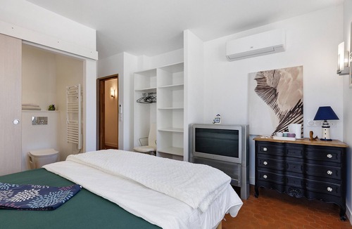 Olonne-sur-Mer Bed & Breakfast | Guest Room Sous le Pin "Room 3" with Shared Terrace, Wi-Fi and Air Conditioning!