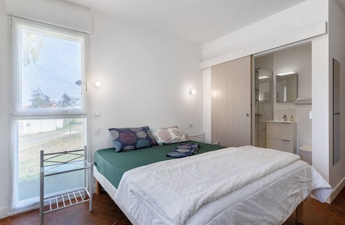 Olonne-sur-Mer Bed & Breakfast | Guest Room Sous le Pin "Room 3" with Shared Terrace, Wi-Fi and Air Conditioning!