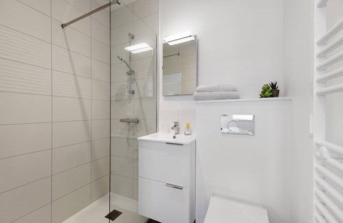 Olonne-sur-Mer Bed & Breakfast | Guest Room Sous le Pin "Room 3" with Shared Terrace, Wi-Fi and Air Conditioning!