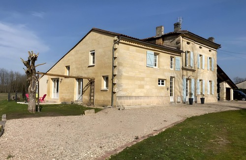 Saint-Denis-de-Pile Bed & Breakfast | Guest Room Saint-Emilion with Shared Terrace, Shared Garden and Wi-Fi