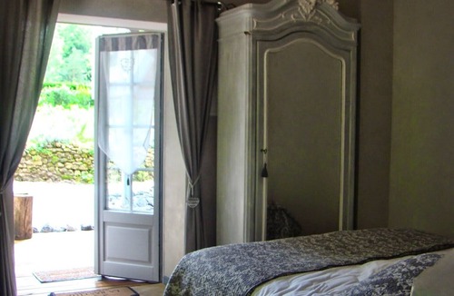 Saint-Jean-aux-Bois Bed & Breakfast | Guest Room “Le Jardin de Saint Jean - Libellule” with Private Terrace, Shared Garden
