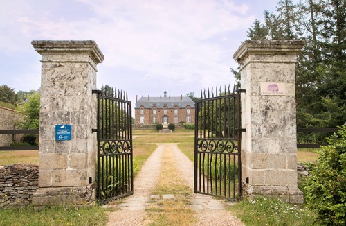 Saint-Mars-du-Desert Bed & Breakfast | Guest Room - Duchesse Room with Shared Pool