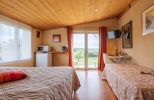 Saint-Remeze Bed & Breakfast | Guest Room 'Gorges de l’Ardèche' with Shared Pool, Wi-Fi, and Air Conditioning
