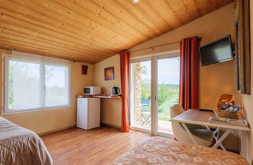 Saint-Remeze Bed & Breakfast | Guest Room 'Gorges de l’Ardèche' with Shared Pool, Wi-Fi, and Air Conditioning