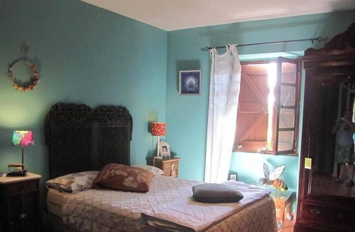 Mouzieys-Panens Bed & Breakfast | Guest Room 'La Grange Aux Livres' with Shared Garden and Wi-Fi