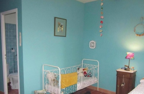 Mouzieys-Panens Bed & Breakfast | Guest Room 'La Grange Aux Livres' with Shared Garden and Wi-Fi