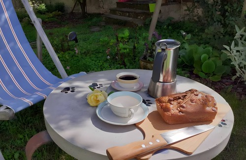 Mouzieys-Panens Bed & Breakfast | Guest Room 'La Grange Aux Livres' with Shared Garden and Wi-Fi