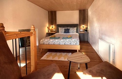 Sablieres Bed & Breakfast | Guest Room “La Gardette” with Mountain View, Shared Pool and Private Terrace