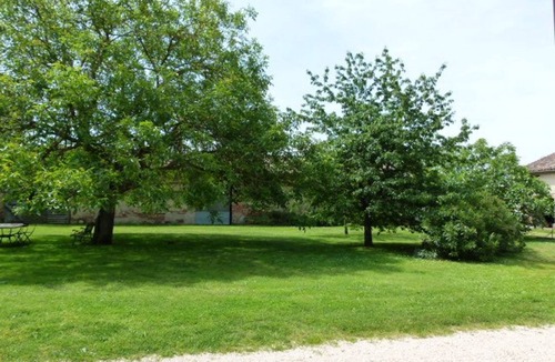 Leguevin Bed & Breakfast | Guest Room “La Moyenne” with Shared Garden and Wi-Fi