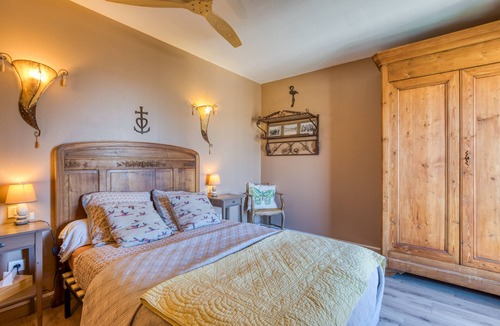 Vauvert Bed & Breakfast | Guest Room "La Petite Camargue" with Private Pool, Shared Terrace, and Wi-Fi