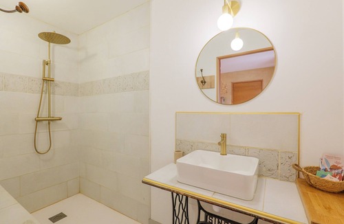 Saint-Remeze Bed & Breakfast | Guest Room “La Terre d’à Côté” with Shared Terrace and Wi-Fi