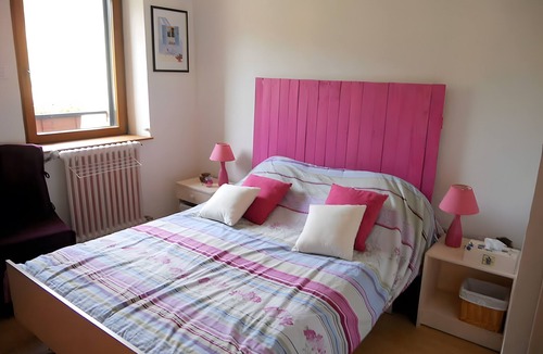 Saint-Guinoux Bed & Breakfast | Guest Room 'La Vie en Rose' with Shared Pool, Terrace, and Wi-Fi