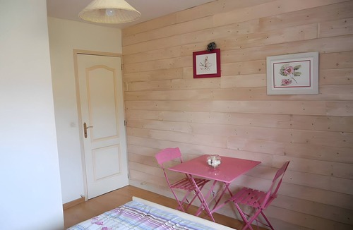 Saint-Guinoux Bed & Breakfast | Guest Room 'La Vie en Rose' with Shared Pool, Terrace, and Wi-Fi