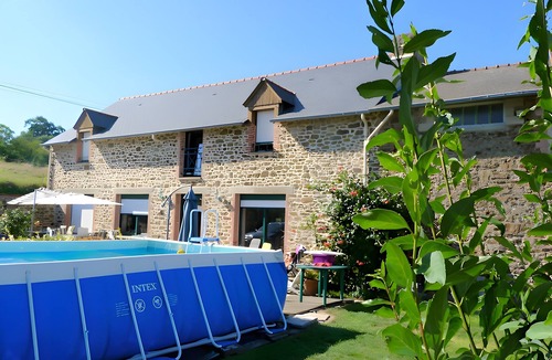 Saint-Guinoux Bed & Breakfast | Guest Room 'La Vie en Rose' with Shared Pool, Terrace, and Wi-Fi