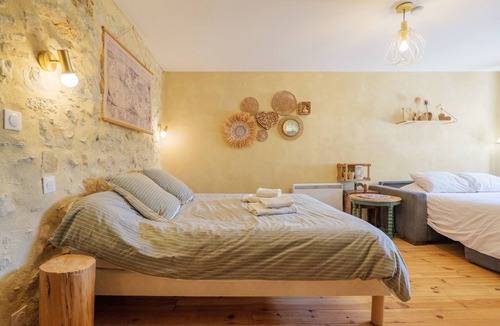 Saint-Remeze Bed & Breakfast | Guest Room “L’Aphyllanthe” with Large Shared Courtyard and Wi-Fi