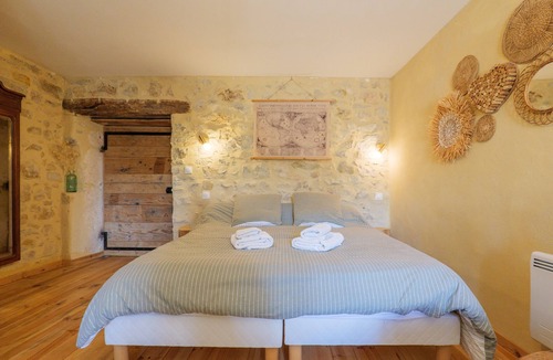 Saint-Remeze Bed & Breakfast | Guest Room “L’Aphyllanthe” with Large Shared Courtyard and Wi-Fi