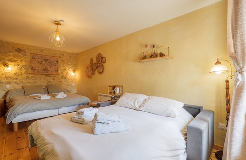 Saint-Remeze Bed & Breakfast | Guest Room “L’Aphyllanthe” with Large Shared Courtyard and Wi-Fi