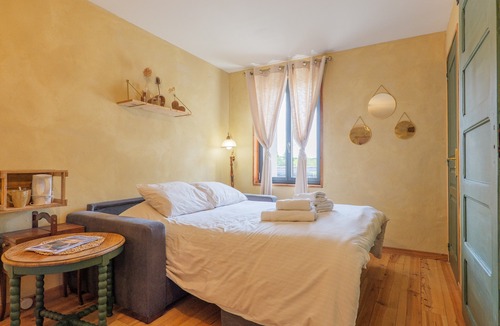 Saint-Remeze Bed & Breakfast | Guest Room “L’Aphyllanthe” with Large Shared Courtyard and Wi-Fi