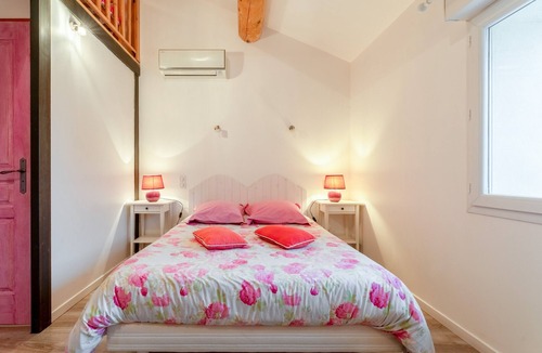 Piolenc Bed & Breakfast | Guest Room 'Laurier Rose' with Shared Pool, Wi-Fi, and Air Conditioning