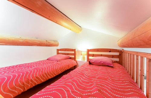 Piolenc Bed & Breakfast | Guest Room 'Laurier Rose' with Shared Pool, Wi-Fi, and Air Conditioning