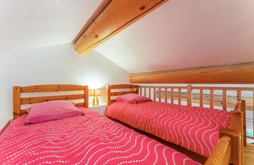 Piolenc Bed & Breakfast | Guest Room 'Laurier Rose' with Shared Pool, Wi-Fi, and Air Conditioning