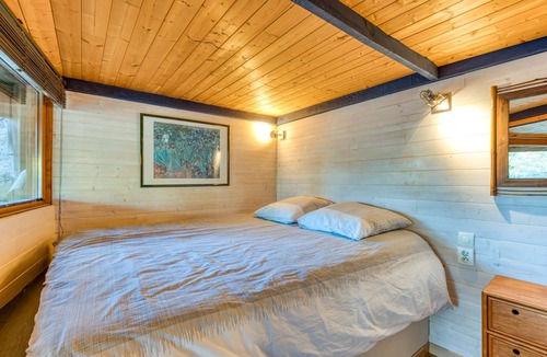 Moureze Bed & Breakfast | Guest Room 'Le Sabel - Blue Room' with Mountain View, Shared Pool