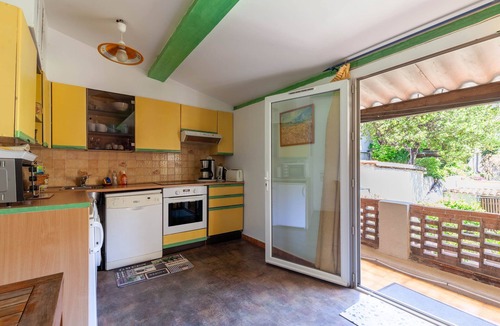 Les Cinq Avenues Bed & Breakfast | Guest Room “Les Citronniers - Tahiti” with Shared Terrace, Wi-Fi & Air Conditioning