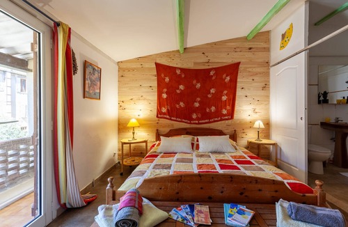 Les Cinq Avenues Bed & Breakfast | Guest Room “Les Citronniers - Tahiti” with Shared Terrace, Wi-Fi & Air Conditioning