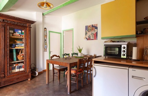Les Cinq Avenues Bed & Breakfast | Guest Room "Les Citronniers - Chapeaux" with Shared Terrace, Wi-Fi, and Air Conditioning