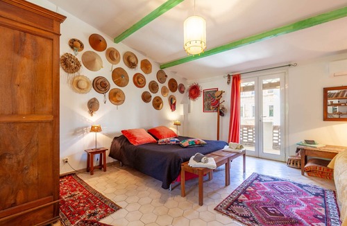 Les Cinq Avenues Bed & Breakfast | Guest Room "Les Citronniers - Chapeaux" with Shared Terrace, Wi-Fi, and Air Conditioning