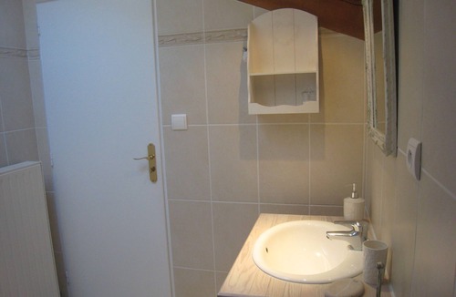 Charny-sur-Meuse Bed & Breakfast | Guest Room “Les Charmilles – Red Room”