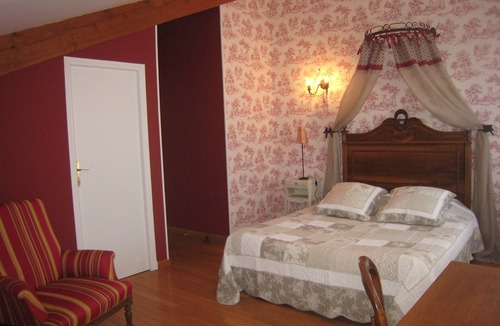 Charny-sur-Meuse Bed & Breakfast | Guest Room “Les Charmilles – Red Room”