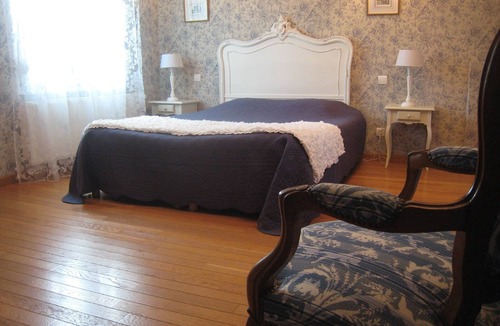 Charny-sur-Meuse Bed & Breakfast | Guest Room “Les Charmilles – Red Room”