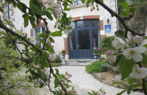 Charny-sur-Meuse Bed & Breakfast | Guest Room “Les Charmilles – Red Room”