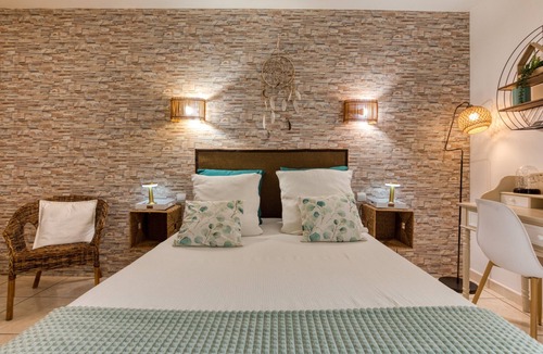Puisserguier Bed & Breakfast | Guest Room "Les Oliviers" with Private Entrance, Wi-Fi, and Air Conditioning