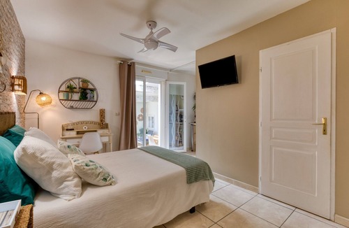 Puisserguier Bed & Breakfast | Guest Room "Les Oliviers" with Private Entrance, Wi-Fi, and Air Conditioning
