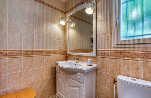 Puisserguier Bed & Breakfast | Guest Room "Les Oliviers" with Private Entrance, Wi-Fi, and Air Conditioning