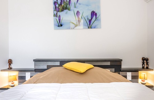 Saint-Michel-Mont-Mercure Bed & Breakfast | Guest Room “Merlot” with Wi-Fi