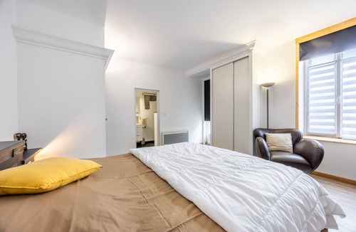 Saint-Michel-Mont-Mercure Bed & Breakfast | Guest Room “Merlot” with Wi-Fi