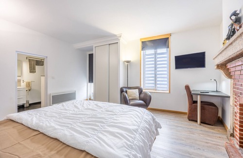 Saint-Michel-Mont-Mercure Bed & Breakfast | Guest Room “Merlot” with Wi-Fi