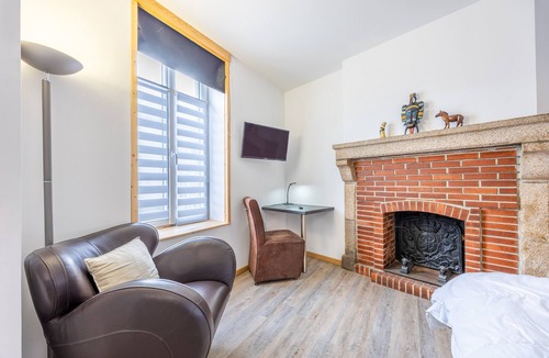 Saint-Michel-Mont-Mercure Bed & Breakfast | Guest Room “Merlot” with Wi-Fi