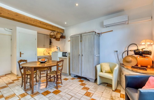 Saint-Pargoire Bed & Breakfast | Guest Room 'Petite Suite Douillette' with Balcony, Wi-Fi and Air Conditioning