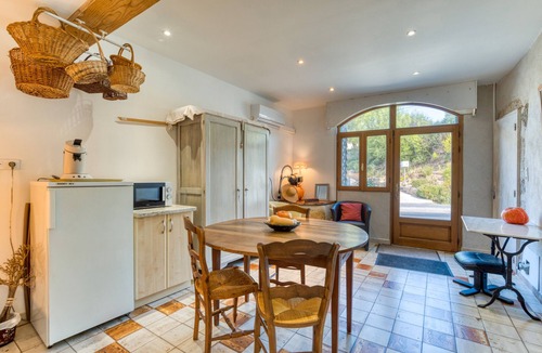 Saint-Pargoire Bed & Breakfast | Guest Room 'Petite Suite Douillette' with Balcony, Wi-Fi and Air Conditioning