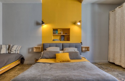 Vauvert Bed & Breakfast | Guest Room 'Porte Saint-Louis - Pilgrims' with Shared Pool, Terrace & Wi-Fi