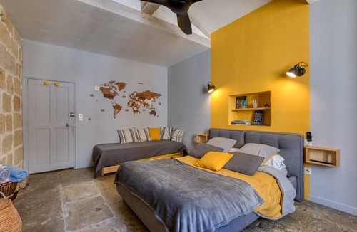 Vauvert Bed & Breakfast | Guest Room 'Porte Saint-Louis - Pilgrims' with Shared Pool, Terrace & Wi-Fi