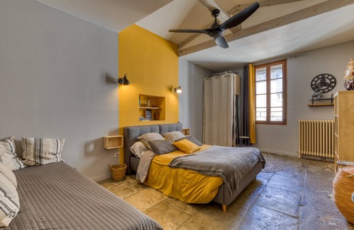 Vauvert Bed & Breakfast | Guest Room 'Porte Saint-Louis - Pilgrims' with Shared Pool, Terrace & Wi-Fi
