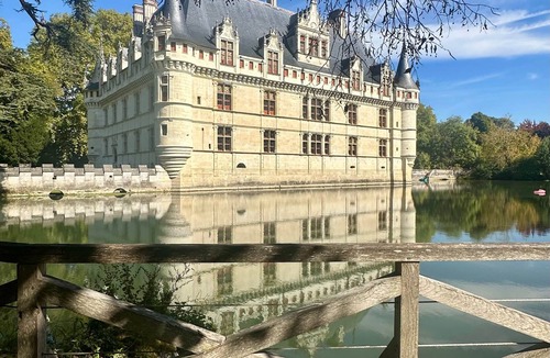 Azay-le-Rideau Apartment | Guest Room Rose - Auberge Radieuse