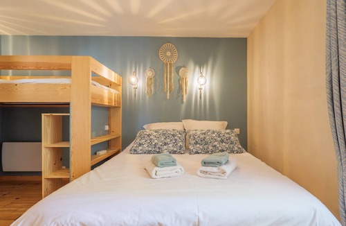 Saint-Remeze Bed & Breakfast | Guest Room “Sous l’Acacia” with Spacious Shared Courtyard and Wi-Fi