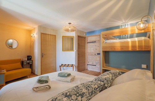 Saint-Remeze Bed & Breakfast | Guest Room “Sous l’Acacia” with Spacious Shared Courtyard and Wi-Fi